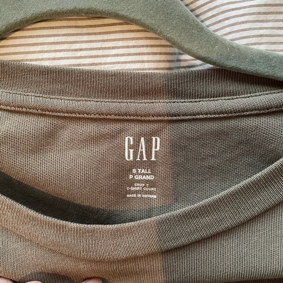 GAP Casual Tee - Picture 2 of 2